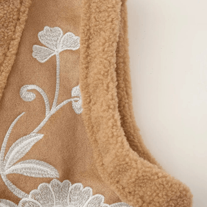 Beige Teddyväst med Vita Broderier