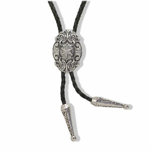 Bolo tie i läder med ovalt graverat hänge i antiksilver Silver