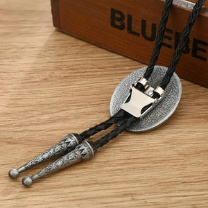 Bolo tie med guldfärgat djurhuvud