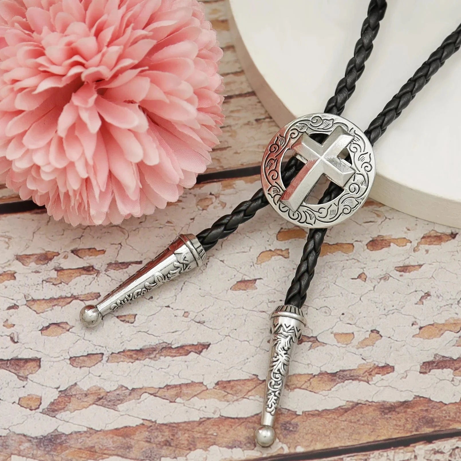 Bolo tie med kors i rund silvermedaljong Silver