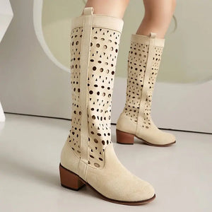 Cowboyboots i mocka med utskuret mönster och rund tå