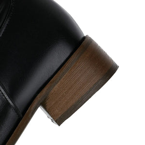 Cowboyboots med elegant broderi och glansig yta