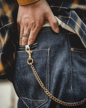 Mörkblå raka selvedge jeans i raw denim
