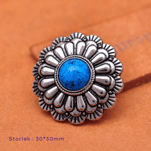 Silver Concho med 3D-Blomdesign och Färgad Pärla