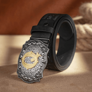 Svart westernbälte med Graverat Mönster och Initialspänne i Metall
