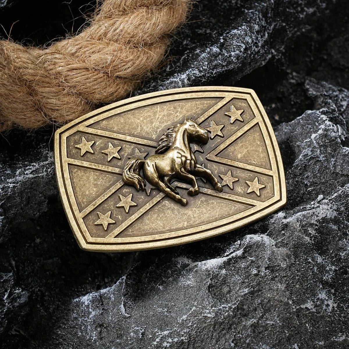 Bältespänne med sydstatsflagga och westernmotiv