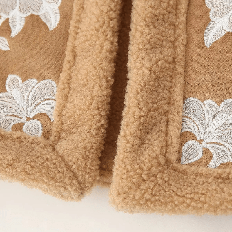 Beige Teddyväst med Vita Broderier
