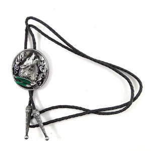 Bolo tie i läder med vargmotiv i antik stil