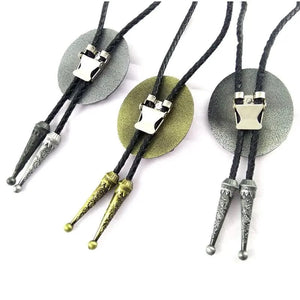 Bolo tie i läder med vargmotiv i antik stil