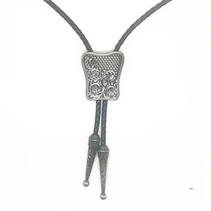 Bolo tie i rektangulär mörk metall med blommigt vintagemönster Mörkgrå