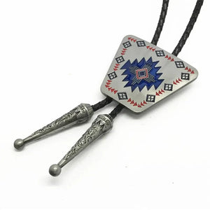 Bolo tie i triangelform med geometriskt mönster Vit