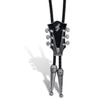 Bolo tie med gitarrhuvud i metall och läderrem Antiksilver