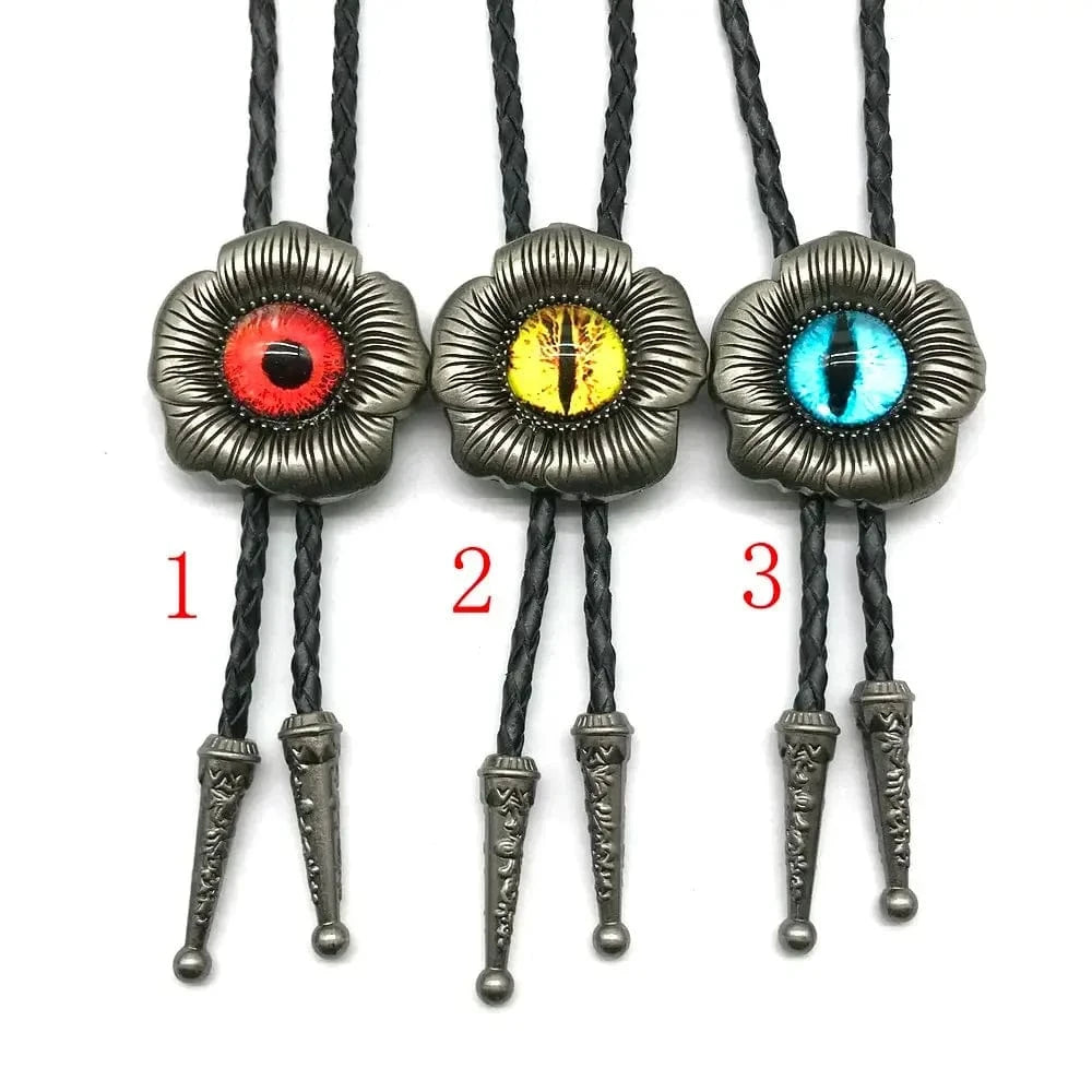 Bolo tie med rosformad medaljong och kristallsten