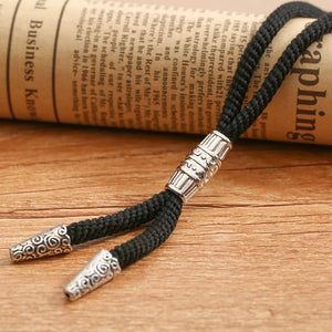 Bolo tie med silverfäste och svart nylonrep