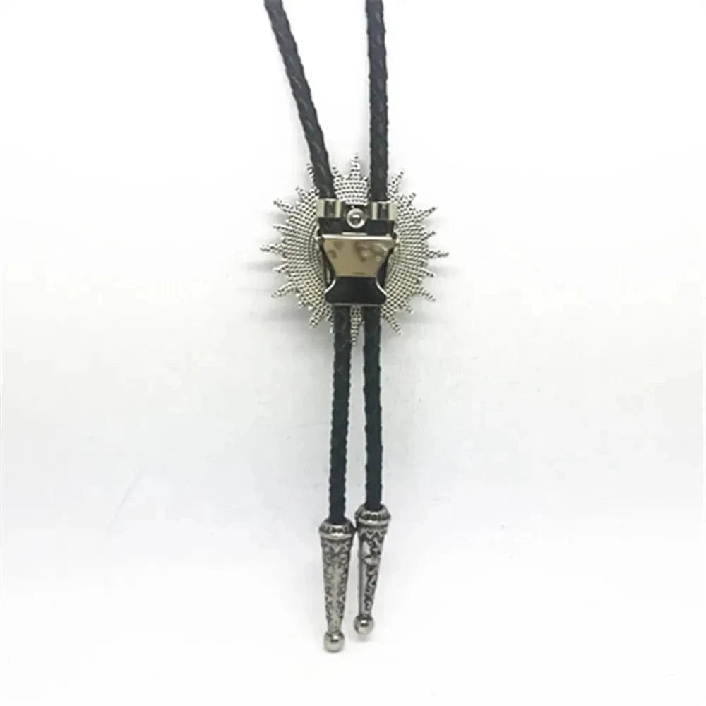 Bolo tie med solinspirerad medaljong i naturglas