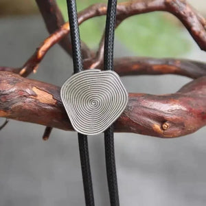 Bolo tie med spiralformad medaljong Silver