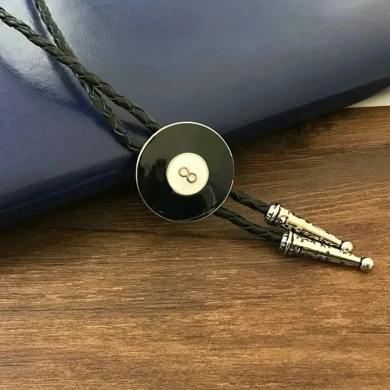 Bolo tie svart läder med biljardkula siffra 8 Svart och vit