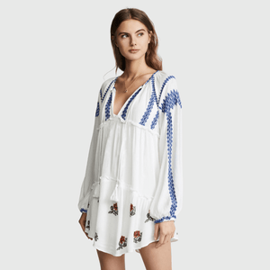Broderad miniklänning i boho-stil med ballongärm och fransar