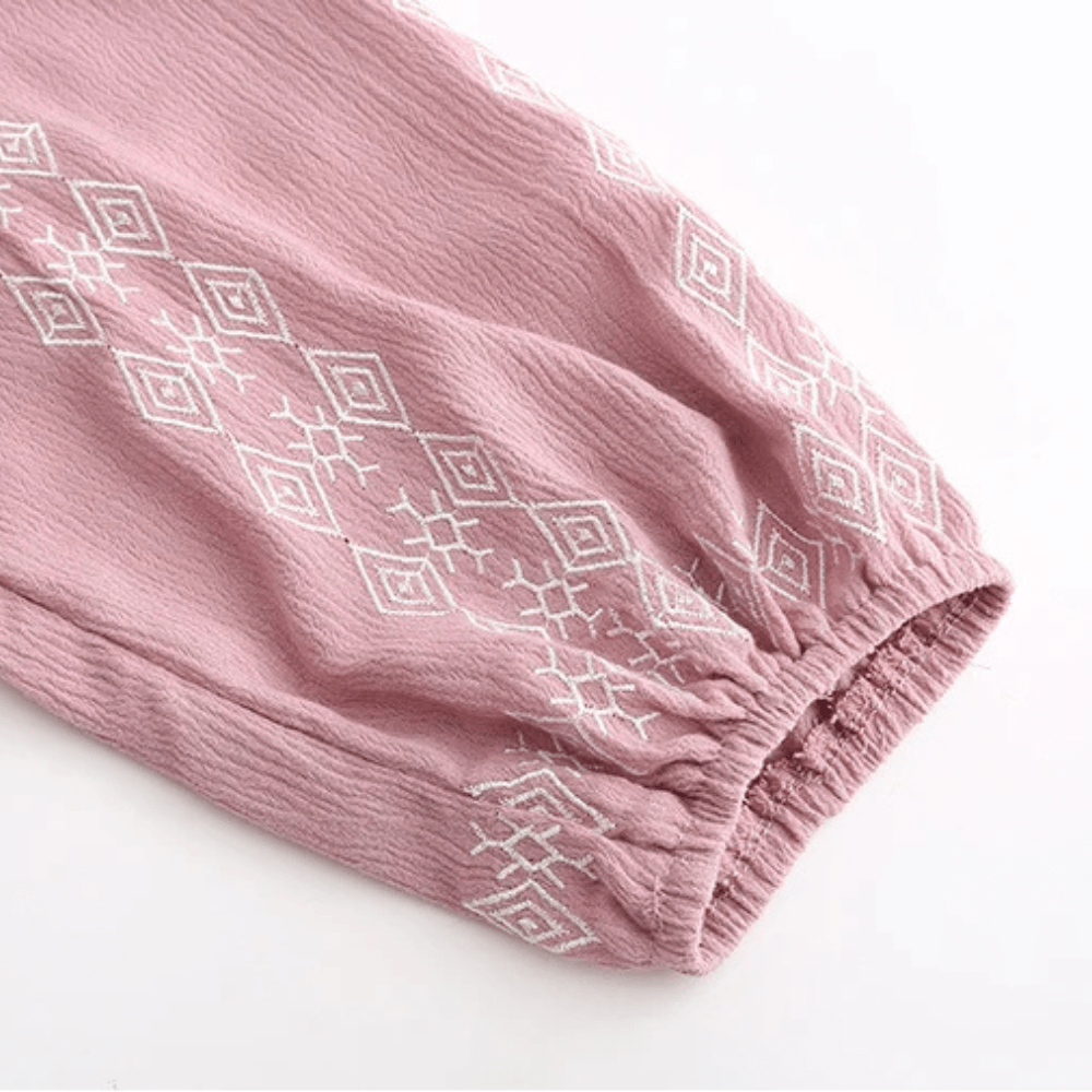 Broderad miniklänning i boho-stil med ballongärm och fransar