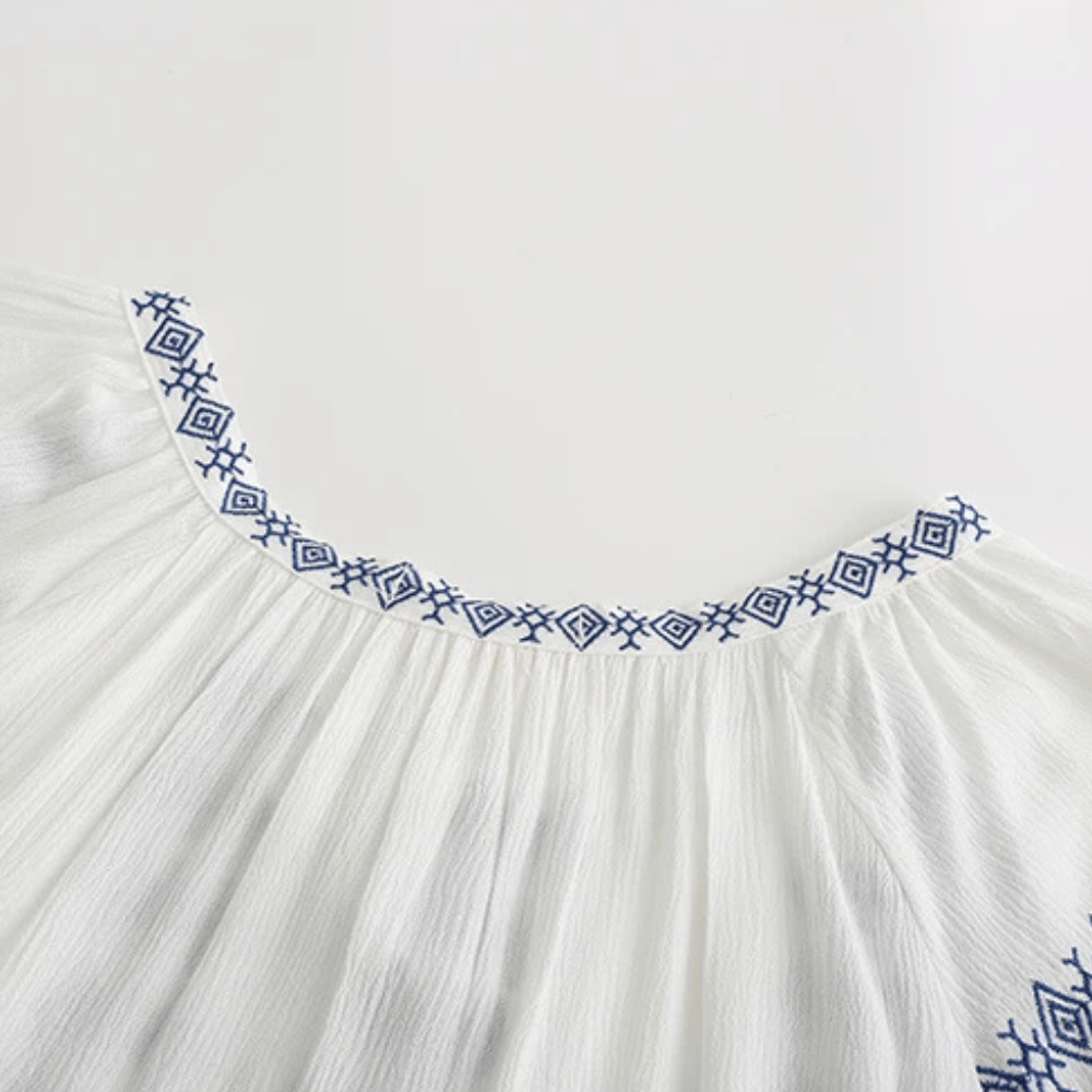 Broderad miniklänning i boho-stil med ballongärm och fransar