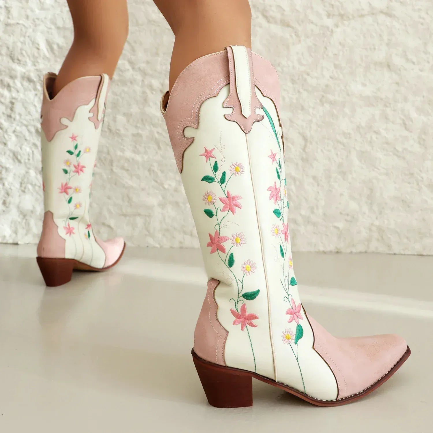 Broderade cowboyboots i rosavit nyans med blommönster