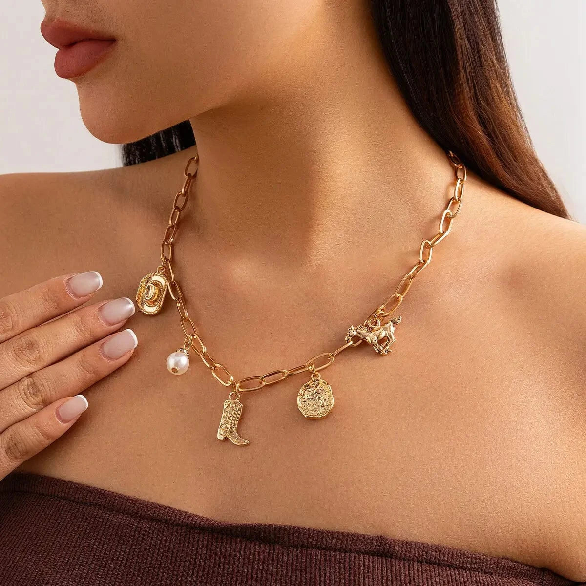 Chunky guldhalsband och armband med western-berlocker