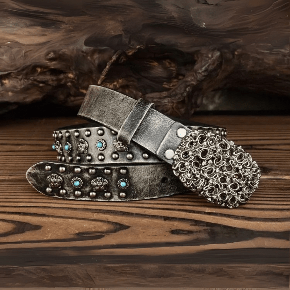 Cowboybälte i Tjockt Läder med Metallnitar och Ornament