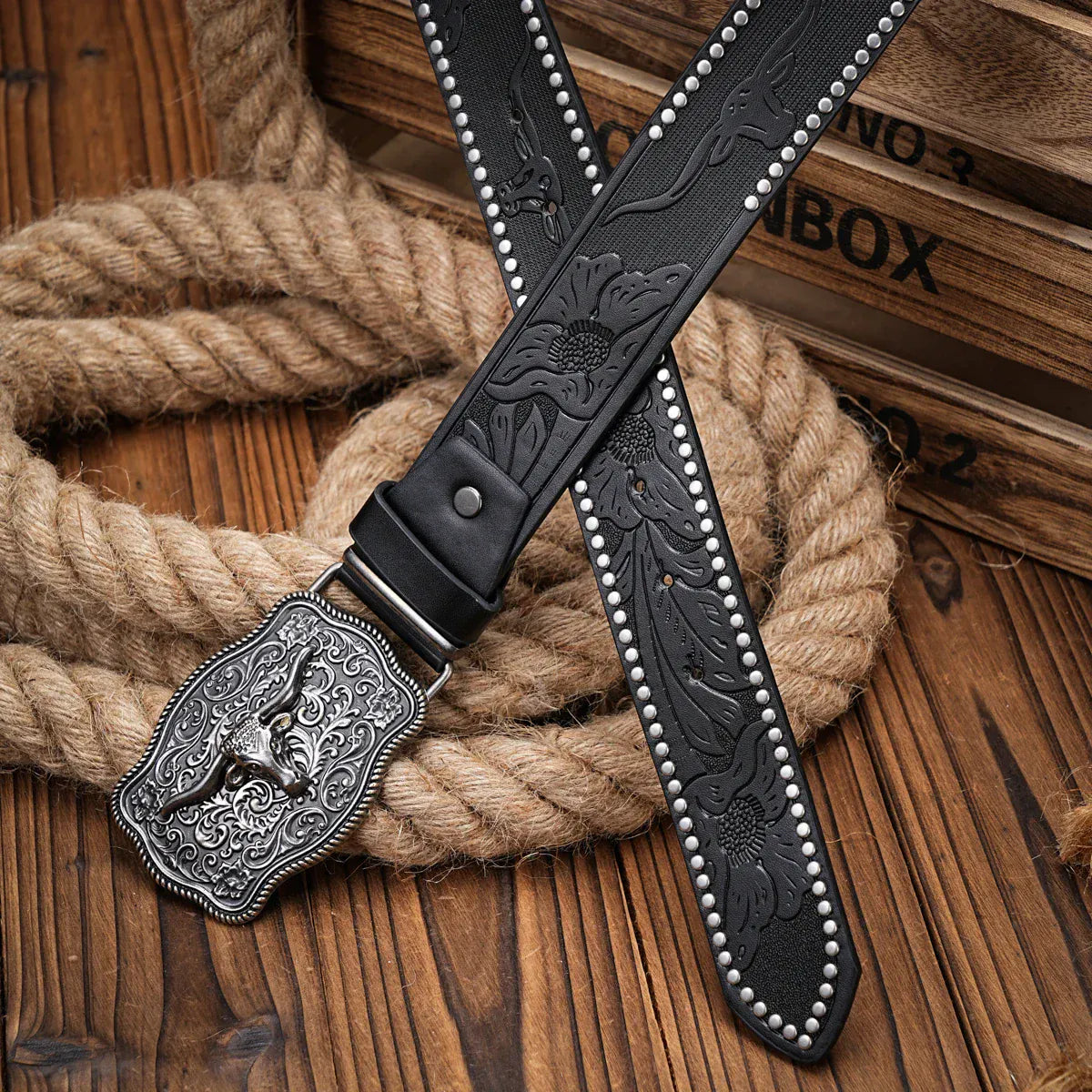 Cowboybältet med graverat longhornsspänne
