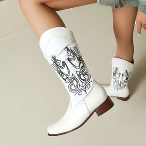 Cowboyboots med elegant broderi och glansig yta
