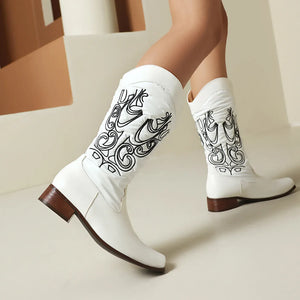 Cowboyboots med elegant broderi och glansig yta