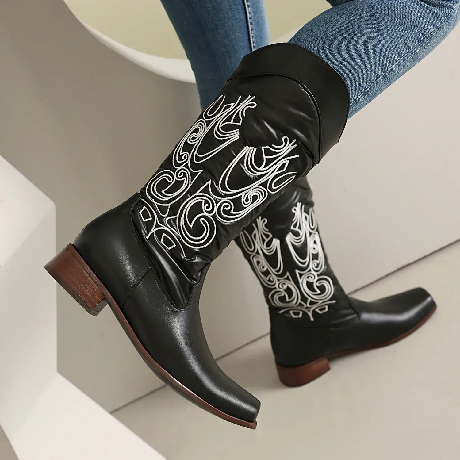 Cowboyboots med elegant broderi och glansig yta
