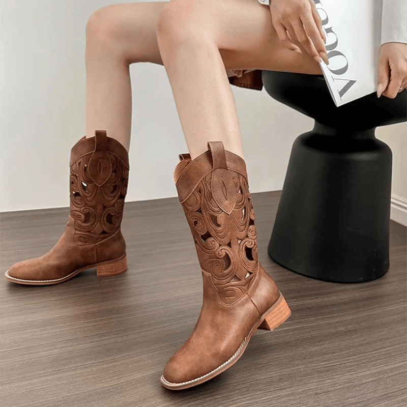Cowboyboots med utskuren brodyr och stabil klack 4.5 cm