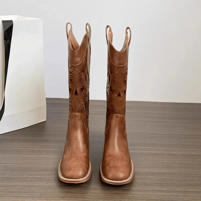 Cowboyboots med utskuren brodyr och stabil klack 4.5 cm