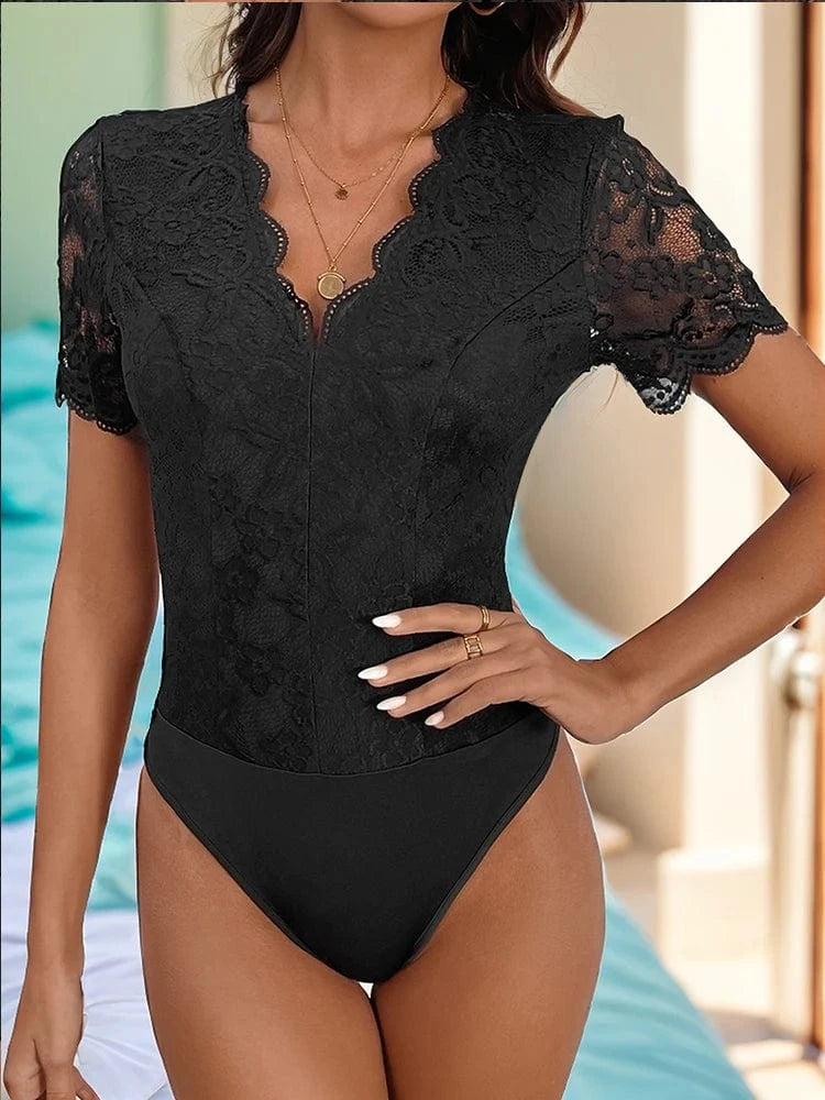 Figursydd svart body-blus i spets