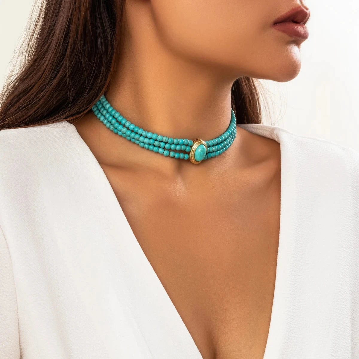 Flerradigt choker-halsband med turkosa pärlor