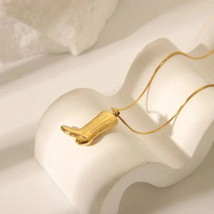 Halsband med hänge i form av en cowboyboots Guld