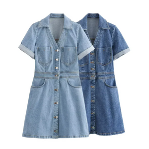 Kort denimklänning med knappar
