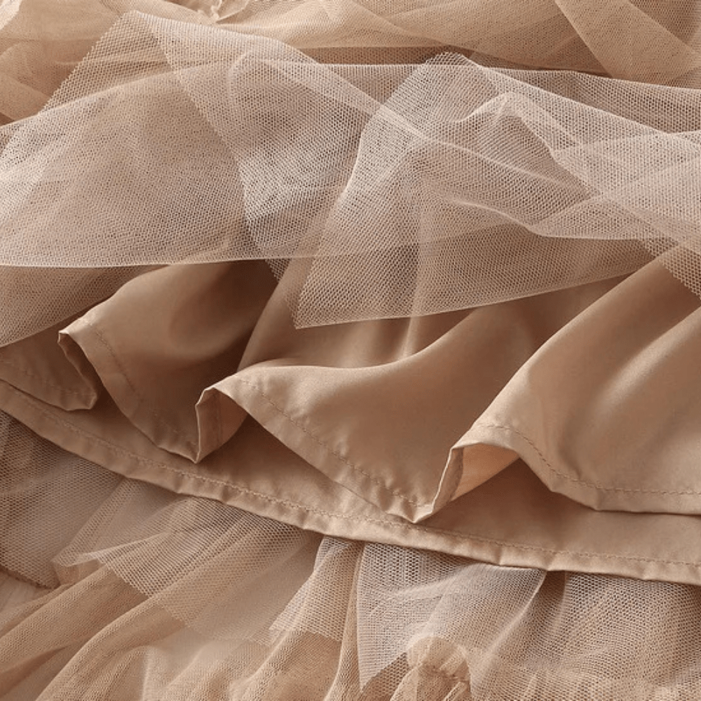 Lång A-linjeformad tyllkjol med en finstämd volang nedtill
