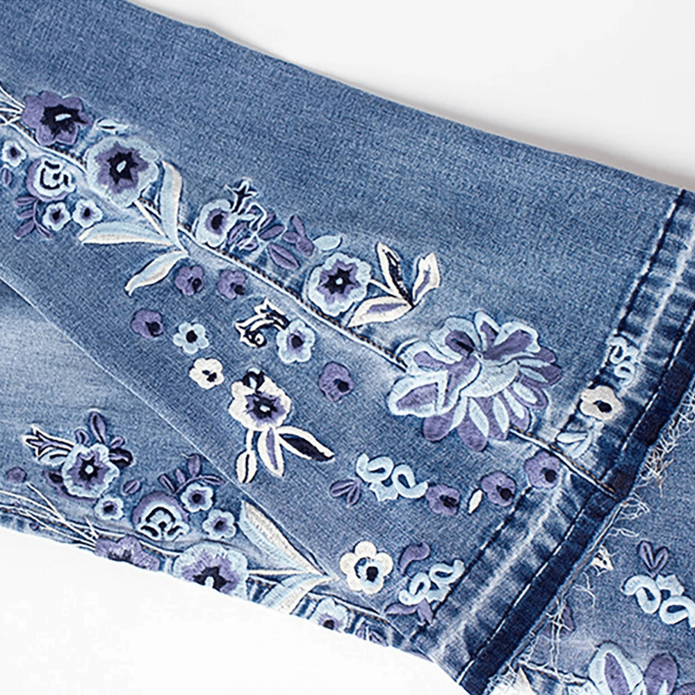 Ljusblå utsvängda jeans dam med blombroderi