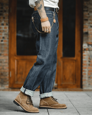 Mörkblå raka selvedge jeans i raw denim
