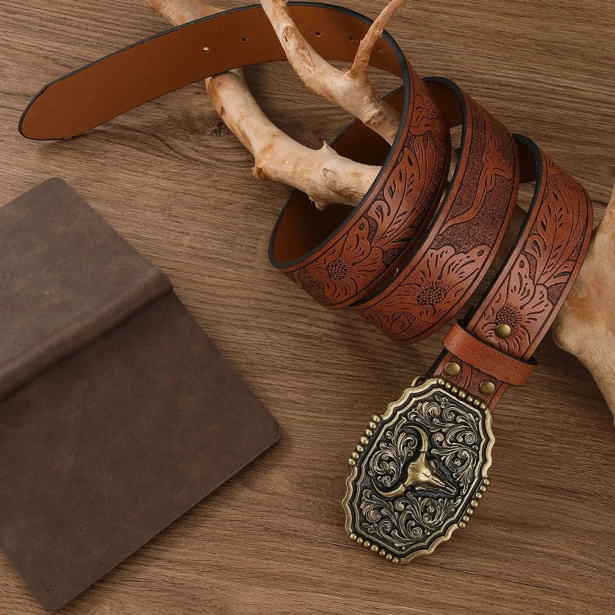 Rustikt cowboybälte i präglat läder med Tjurhuvud-Spänne
