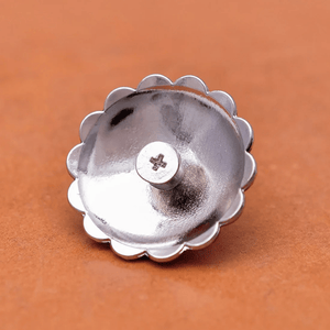 Silver Concho med 3D-Blomdesign och Färgad Pärla