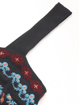 Svart maxiklänning med färgglatt broderi