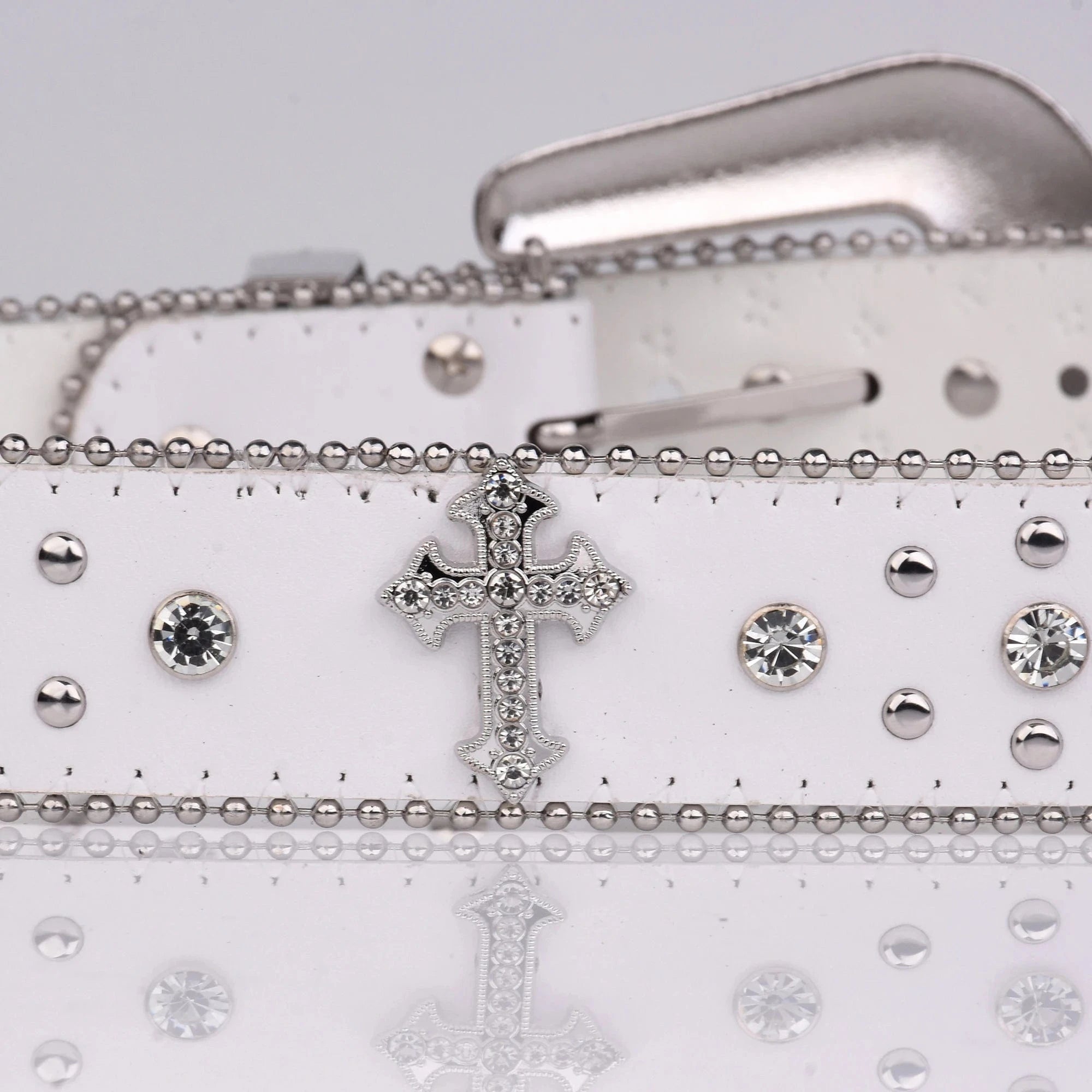 Vitt westernbälte med strass och korsdetalj