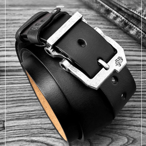 Westernbälte i svart kohud med retrospänne och lyxig finish