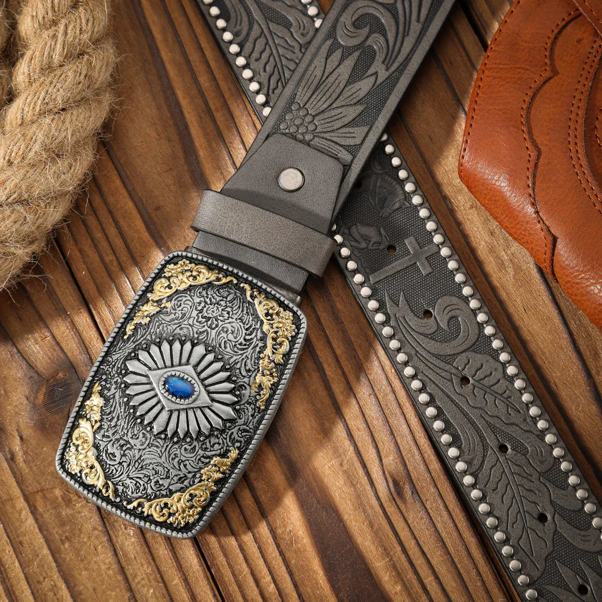 Westernbälte med ornamenterat spänne
